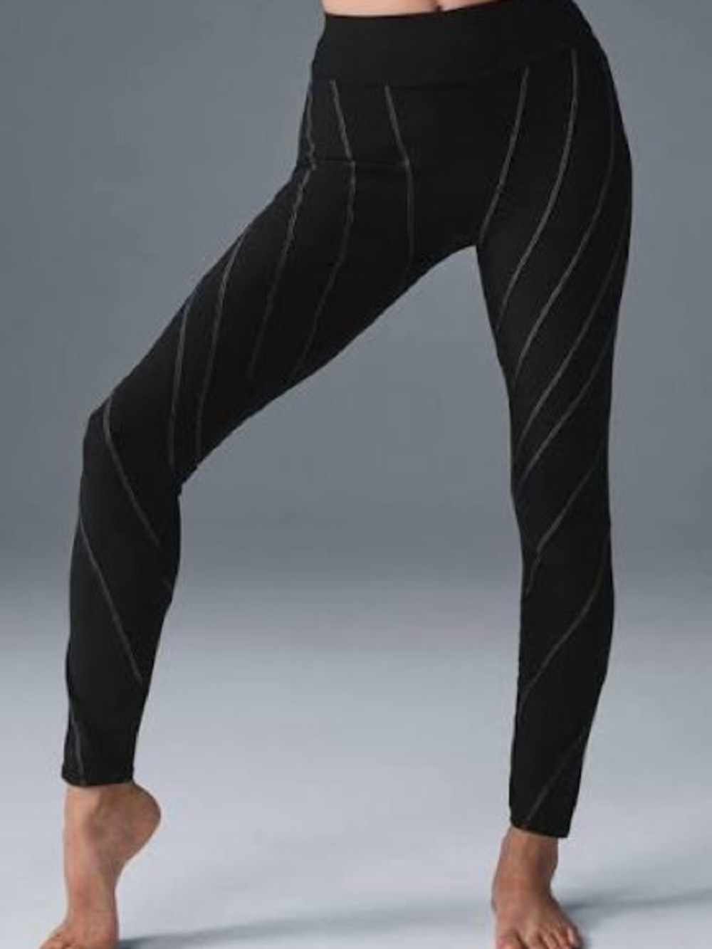 Alo Yoga - Alosoft High-Waist Sunray Legging in Size Small / Black